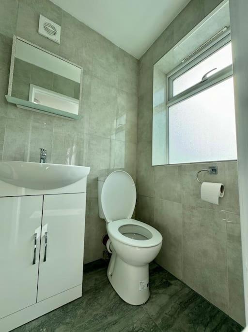 Appartamento Flat On High Street Saltdean Esterno foto
