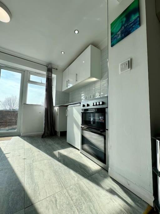 Appartamento Flat On High Street Saltdean Esterno foto